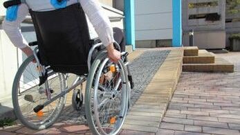 Wohnen mit Behinderung:  Barrierefreier Zugang zum Wohnhaus