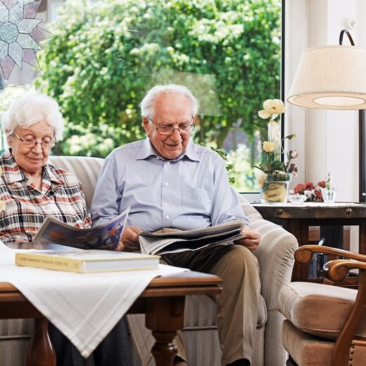 Seniorenbroschüre: Ein älteres Ehepaar liest Zeitung