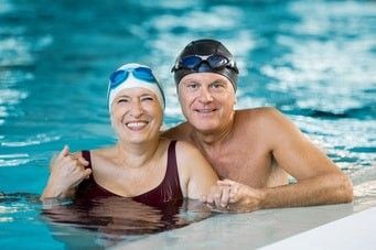 Seniorenschwimmen Pärchen