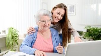 Internet für Senioren: Ältere Dame am Laptop