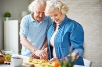Ernährung im Alter: Senioren in der Küche
