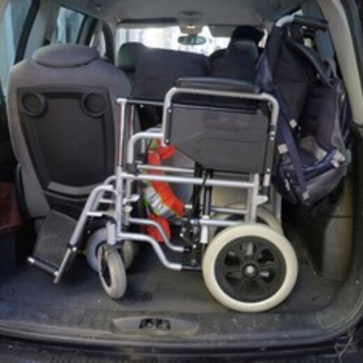 Behindertengerechtes Auto mit viel Stauraum im Kofferraum
