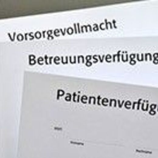 Verschiedene Formulare mit den Titeln "Patientenverfügung", "Betreuungsverfügung" und "Vorsorgevollmacht"