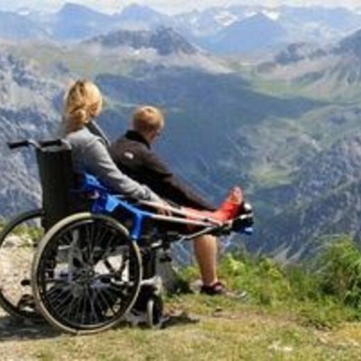 Rollstuhlfahrer in den Bergen