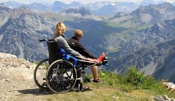 Rollstuhlfahrerin genießt die Aussicht in den Bergen dank Barrierefreiheit