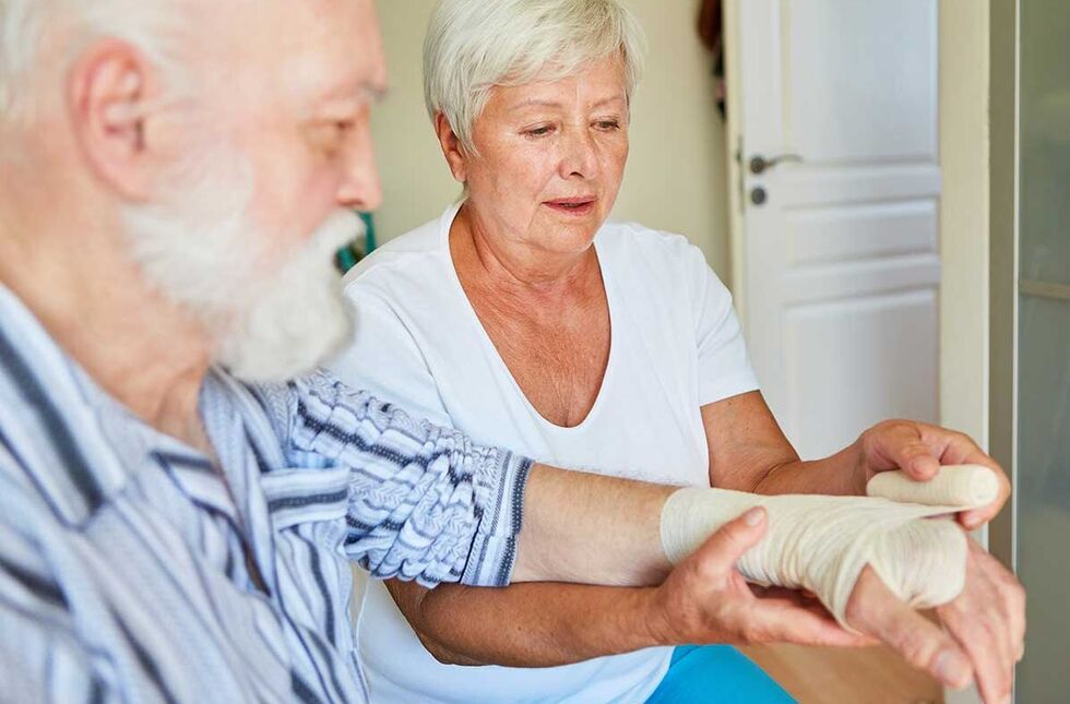 Verband anlegen bei Knochenbrüchen