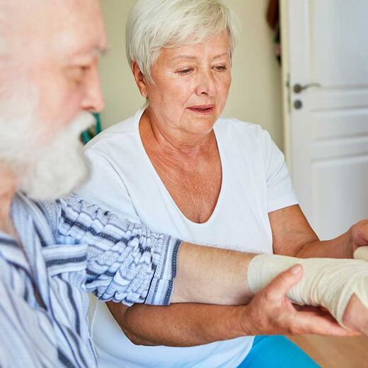 Verband anlegen bei Knochenbrüchen