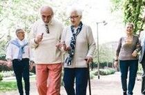Senioren walken im Park