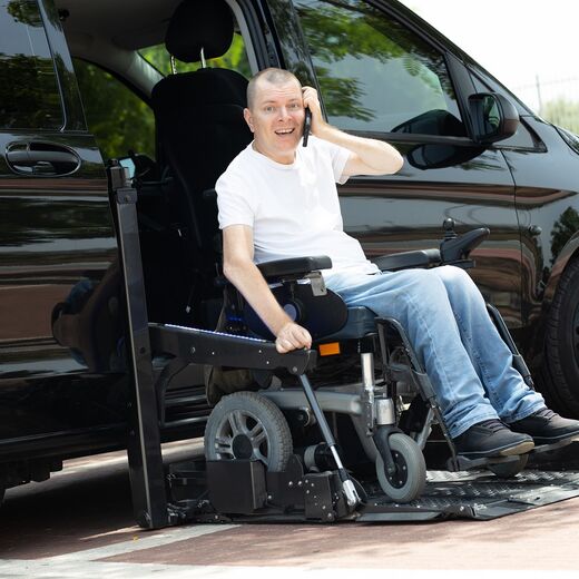 Behindertengerechtes Auto: Rollstuhlfahrer benutzt Lift am Auto