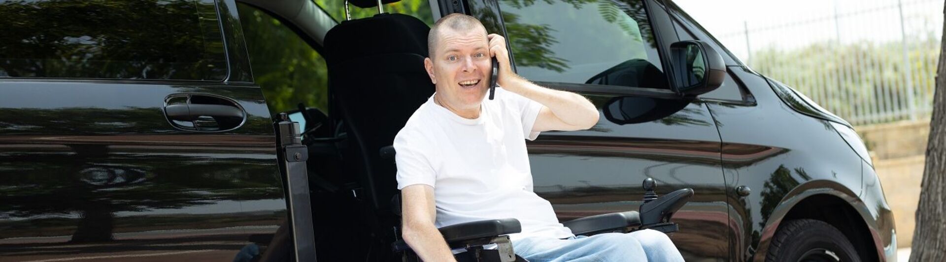 Behindertengerechtes Auto: Rollstuhlfahrer benutzt Lift am Auto
