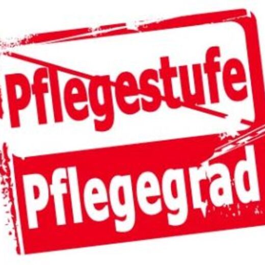 Roter Stempel mit der Aufschrift "Pflegestufe" und "Pflegegrad", wobei das erste Wort durchgestrichen ist