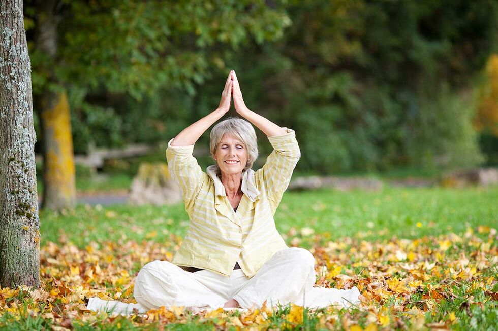 Stretching und Yoga als Sport für Senioren