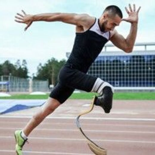 Laufen mit Carbonprothese beim Sport für Menschen mit Behinderung