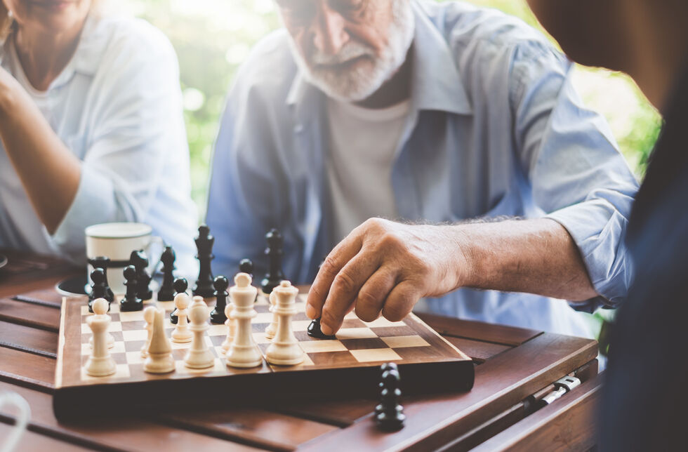 Ein Mann spielt Schach