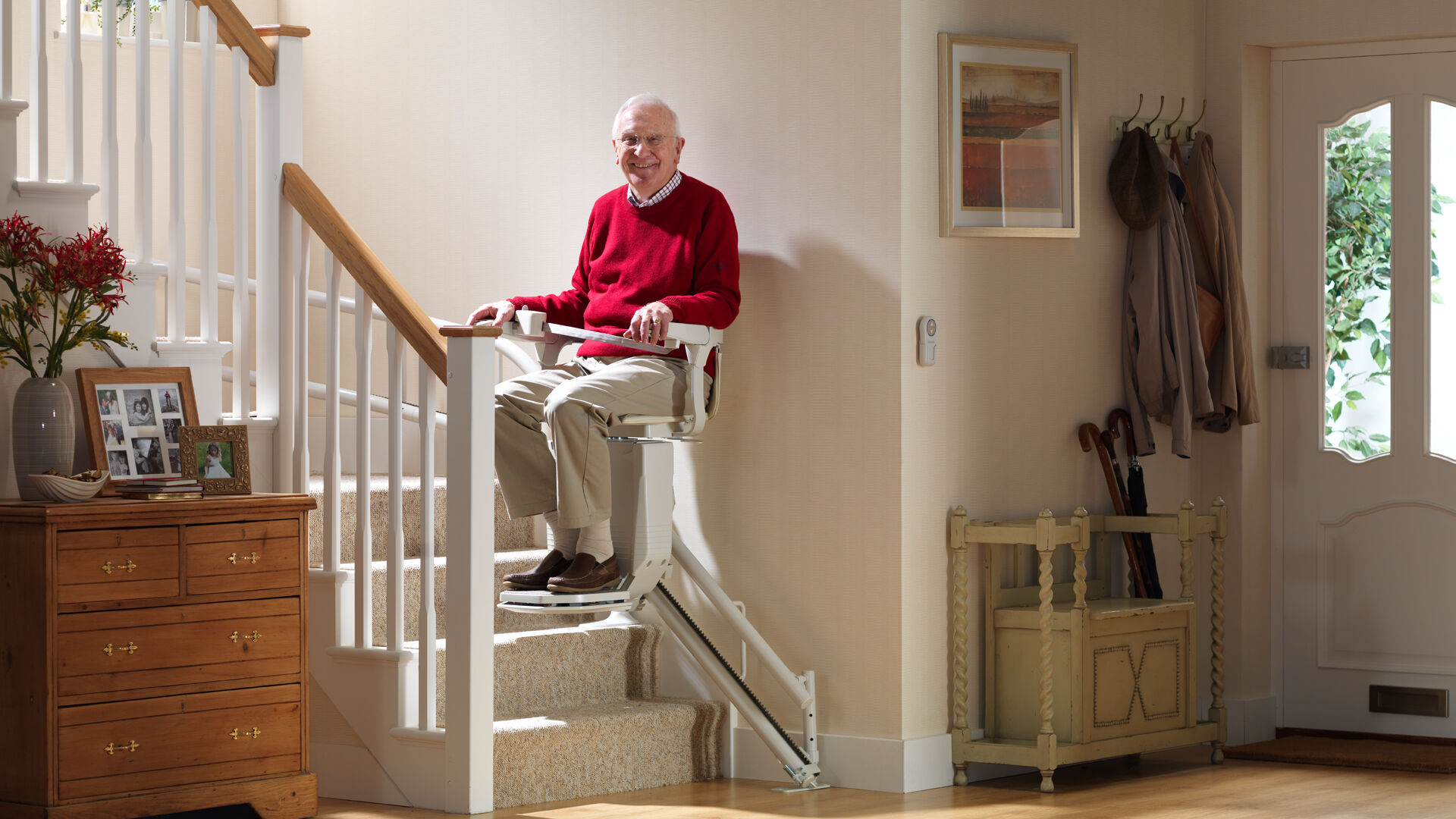 Senior benutzt Treppenlift im Alter