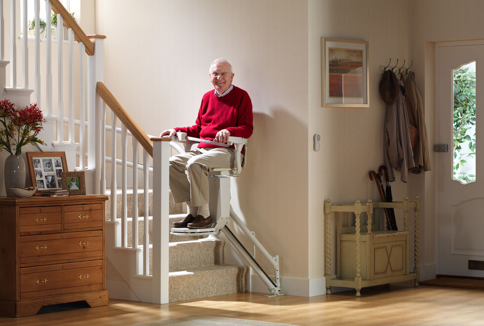 Senior benutzt Treppenlift im Alter