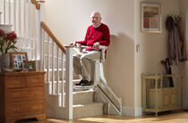 Senior benutzt Treppenlift im Alter