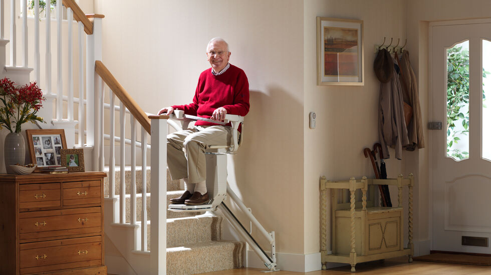 Senior benutzt Treppenlift im Alter