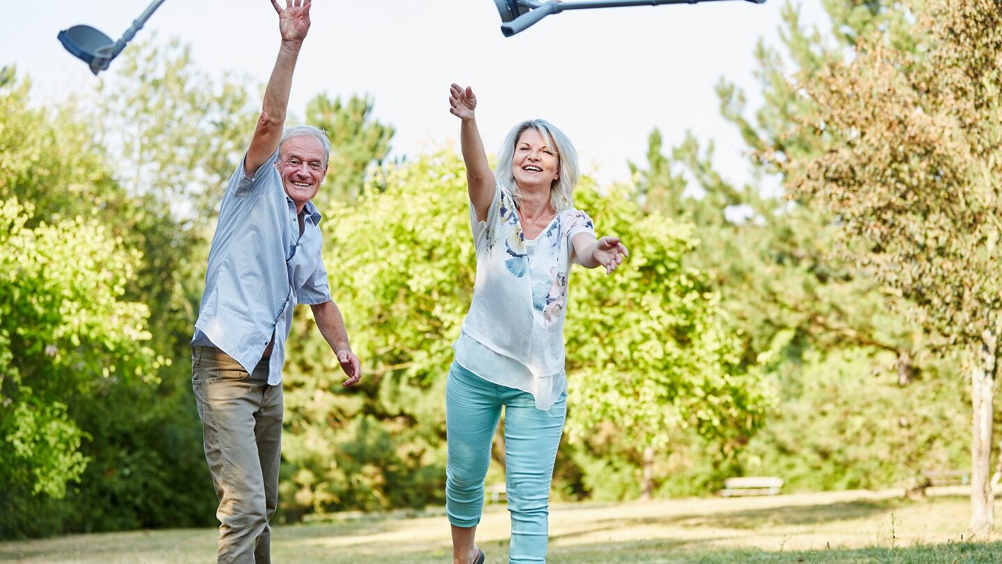 Rentner mit Krücken
