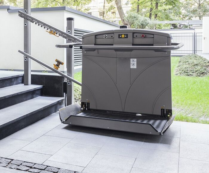 Rollstuhllift an einer Treppe