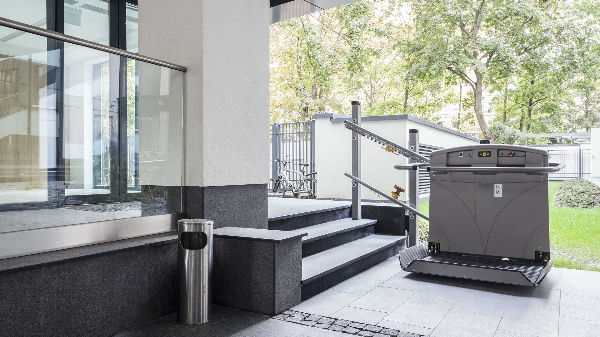 Rollstuhllift an einer Treppe