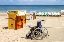 Ein Rollstuhl am Strand