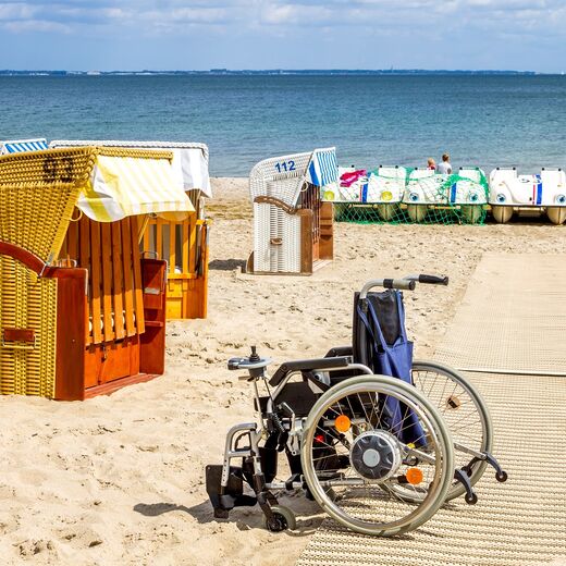 Ein Rollstuhl am Strand