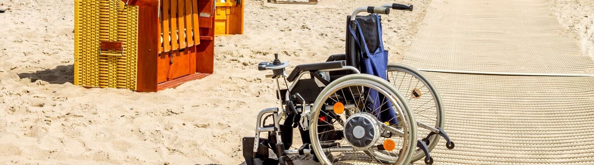 Ein Rollstuhl am Strand