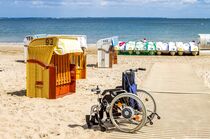 Ein Rollstuhl am Strand