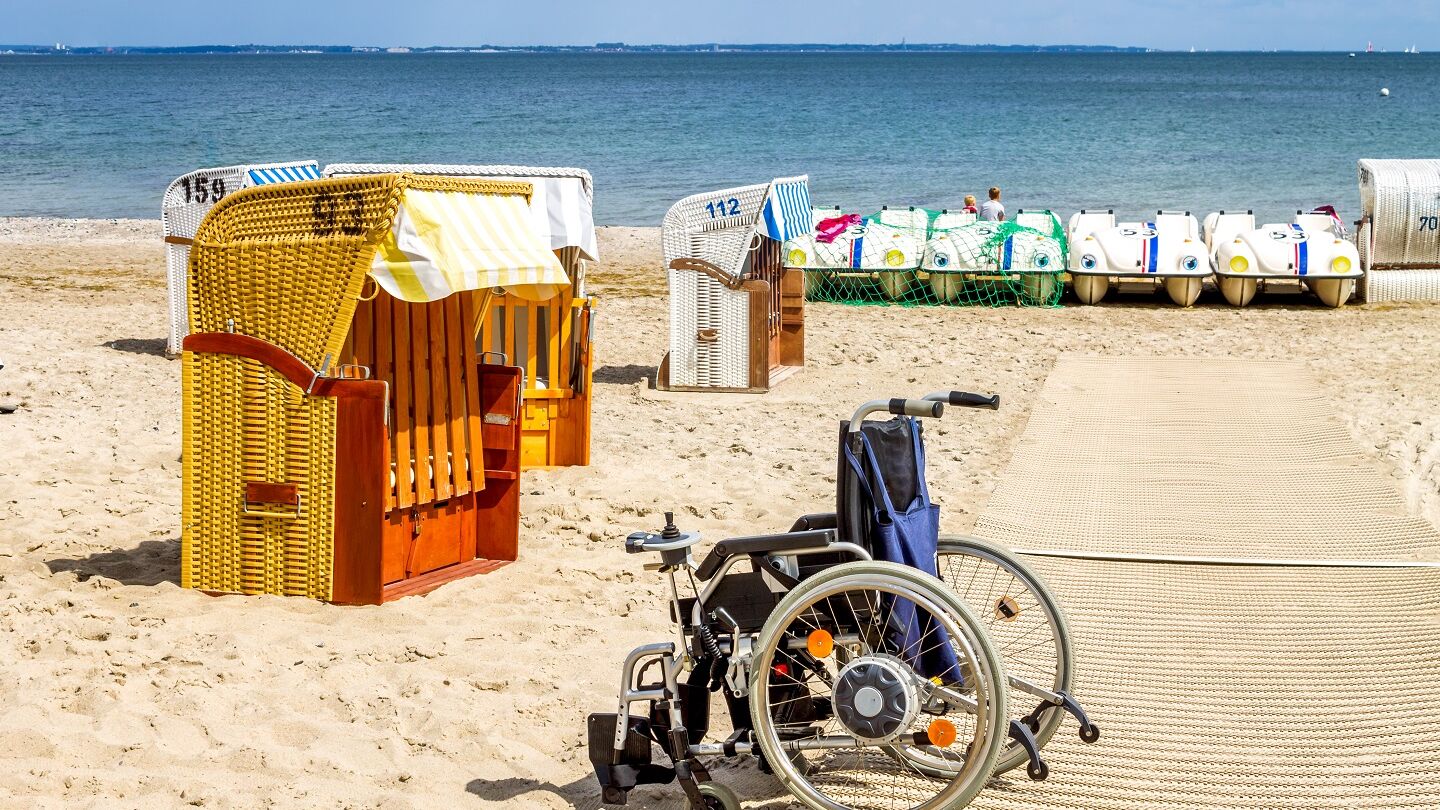 Wissenswertes zum barrierefreien Reisen Ein Rollstuhl am Strand