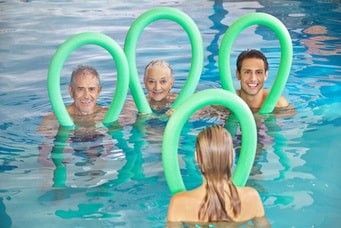 Poolnudel-Übungen beim Seniorenschwimmen Poolnudel-Übungen Seniorenschwimmen