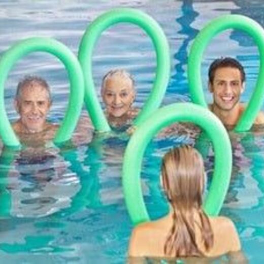 Gruppe beim Aquasport mit Schwimmnudeln