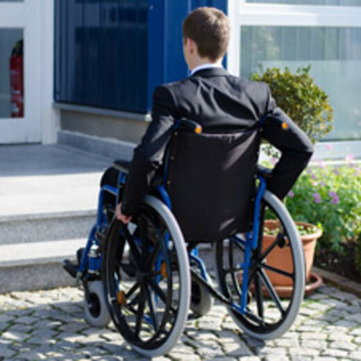 Barrierefreies Bauen: Mann im Rollstuhl