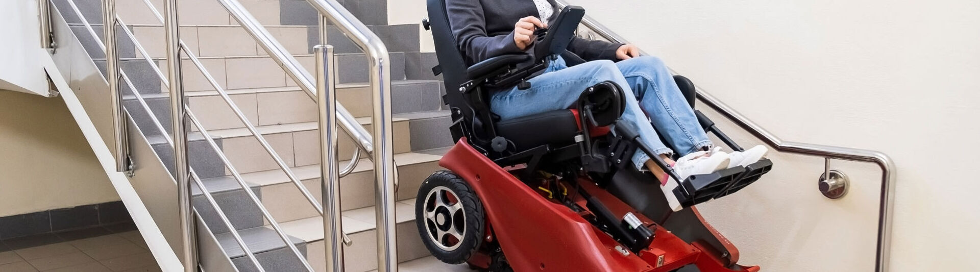 Treppenraupe auf einer Treppe Person nutzt eine Treppenraupe als Alternative zum Treppenlift