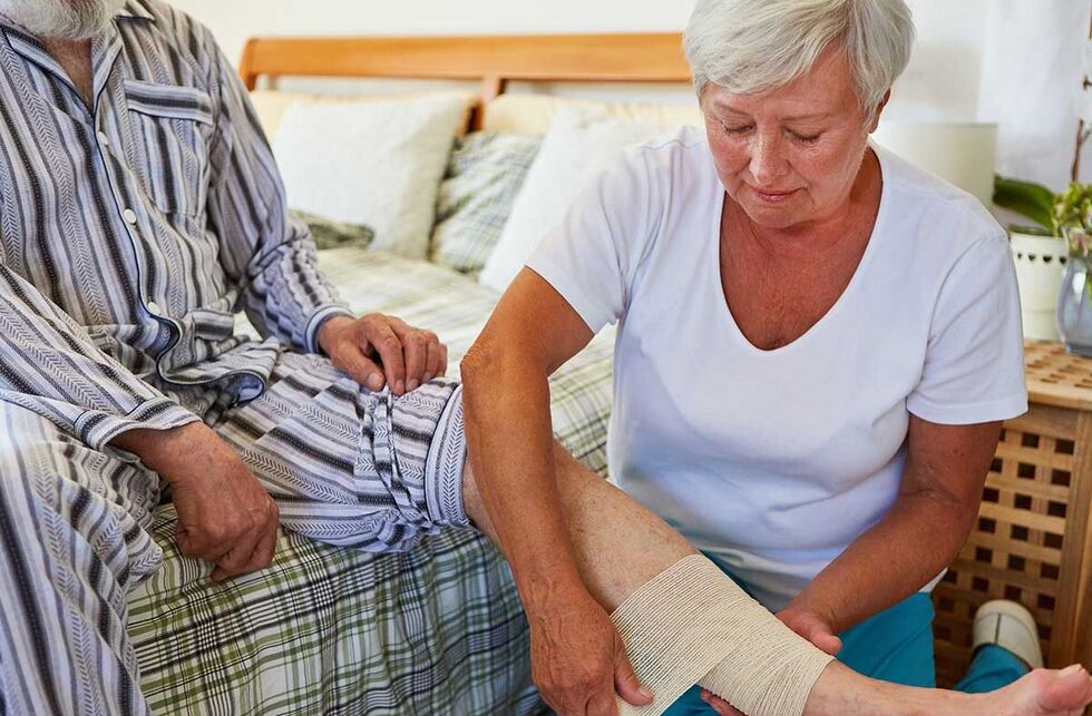 Wohnformen für Menschen mit Behinderung: Ein Senior wird ambulant versorgt