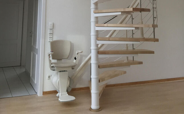 Ein Kurvenlift an einem Treppenaufgang