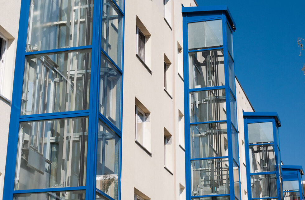 Gläserner Außenaufzug an einem Hochhaus