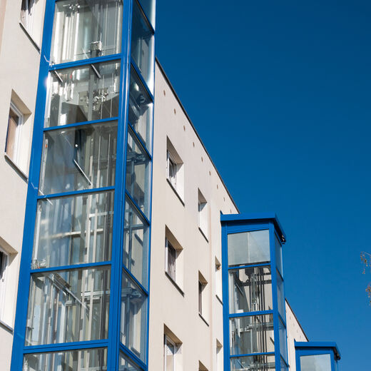 Gläserner Außenaufzug an einem Hochhaus