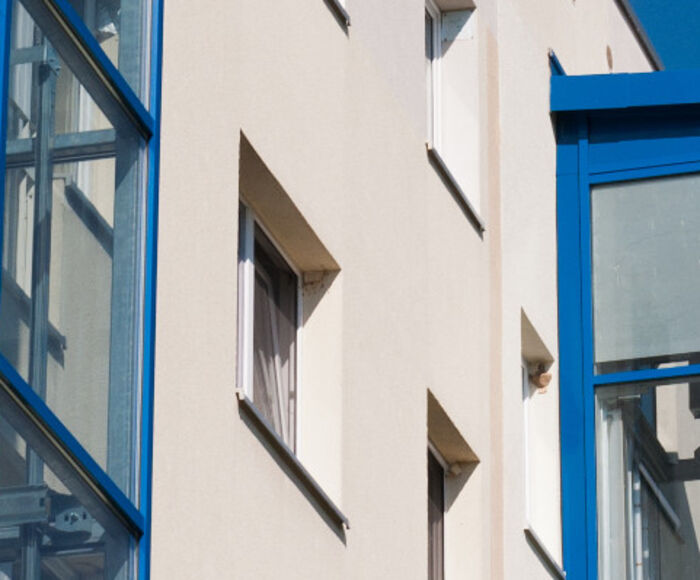 Gläserner Außenaufzug an einem Hochhaus