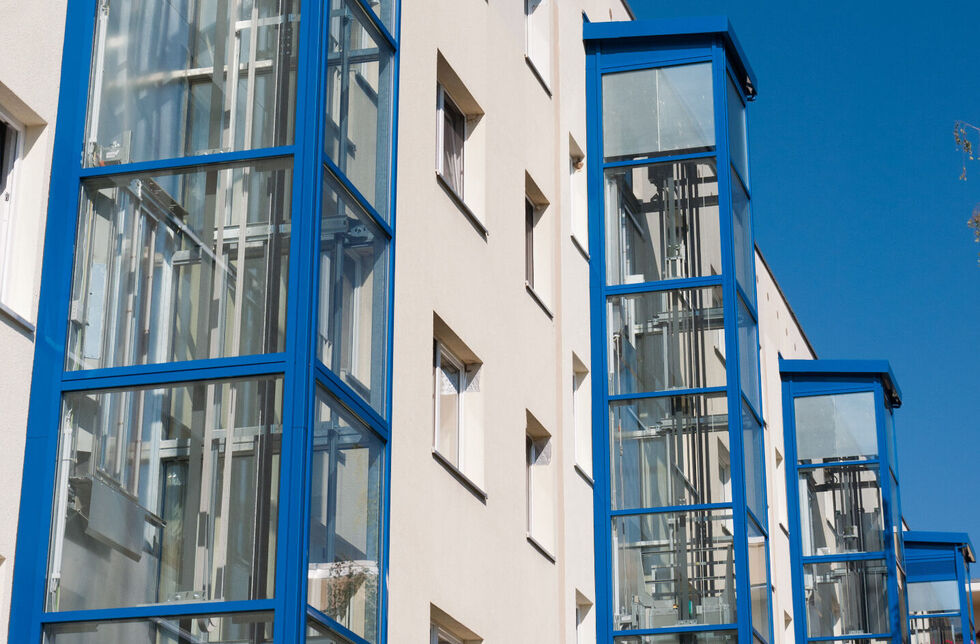 Kosten von einem Aussenaufzug oder Senkrechtlift Gläserner Außenaufzug an einem Hochhaus