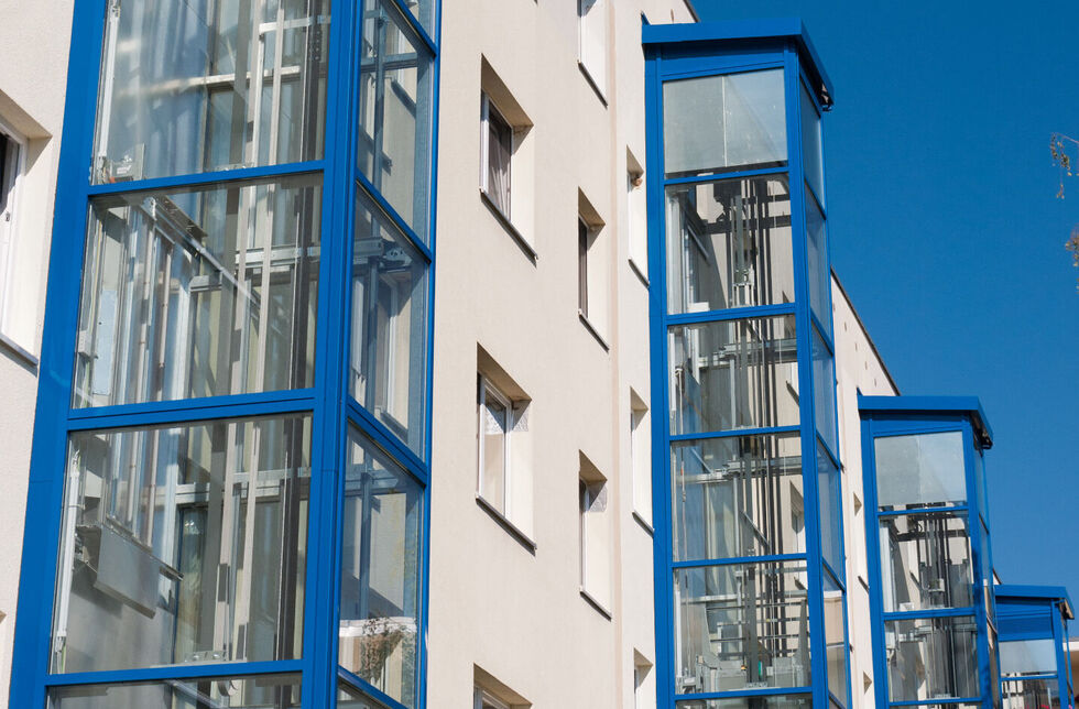 Gläserner Außenaufzug an einem Hochhaus