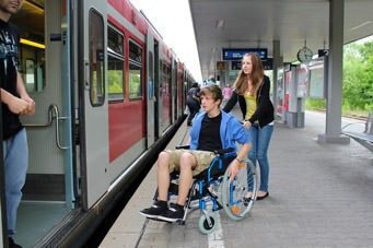 Person im Rollstuhl am Bahnhof