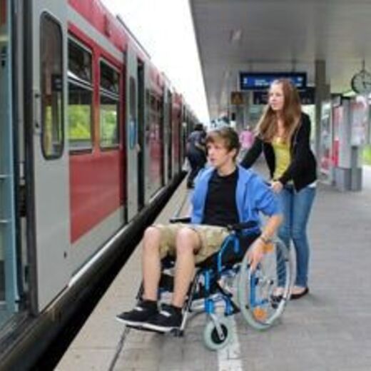 Rollstuhlfahrer bekommt Hilfe beim Zugeinstieg