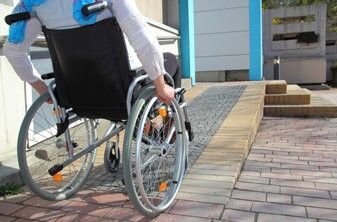 Wohnen mit Behinderung:  Barrierefreier Zugang zum Wohnhaus