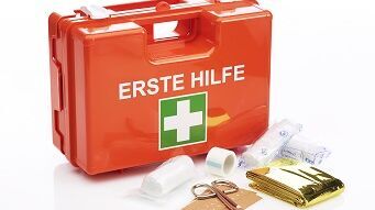 Erste-Hilfe-Kasten und Materialien
