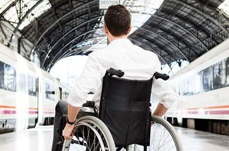 Mann im Rollstuhl am Bahnhof