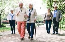 Senioren walken im Park