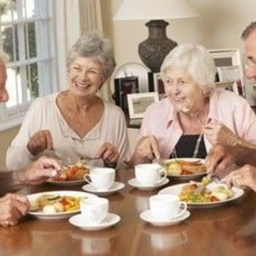 Senioren in WG essen gemeinsam