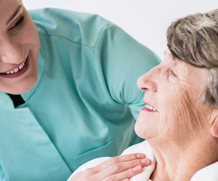 Zuschüsse bewilligt durch die Krankenkasse Pflegerin lächelt Patientin an