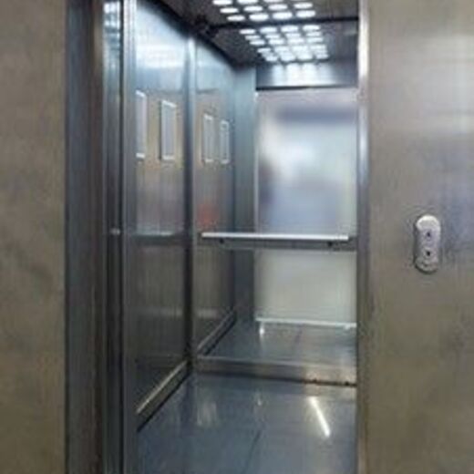 Klassischer Aufzug mit Aufzugskabine von innen